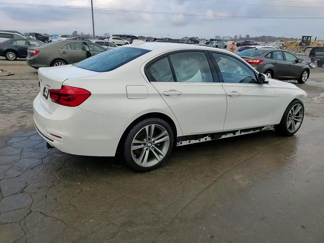 Фото: WBA8B7G53HNU37140