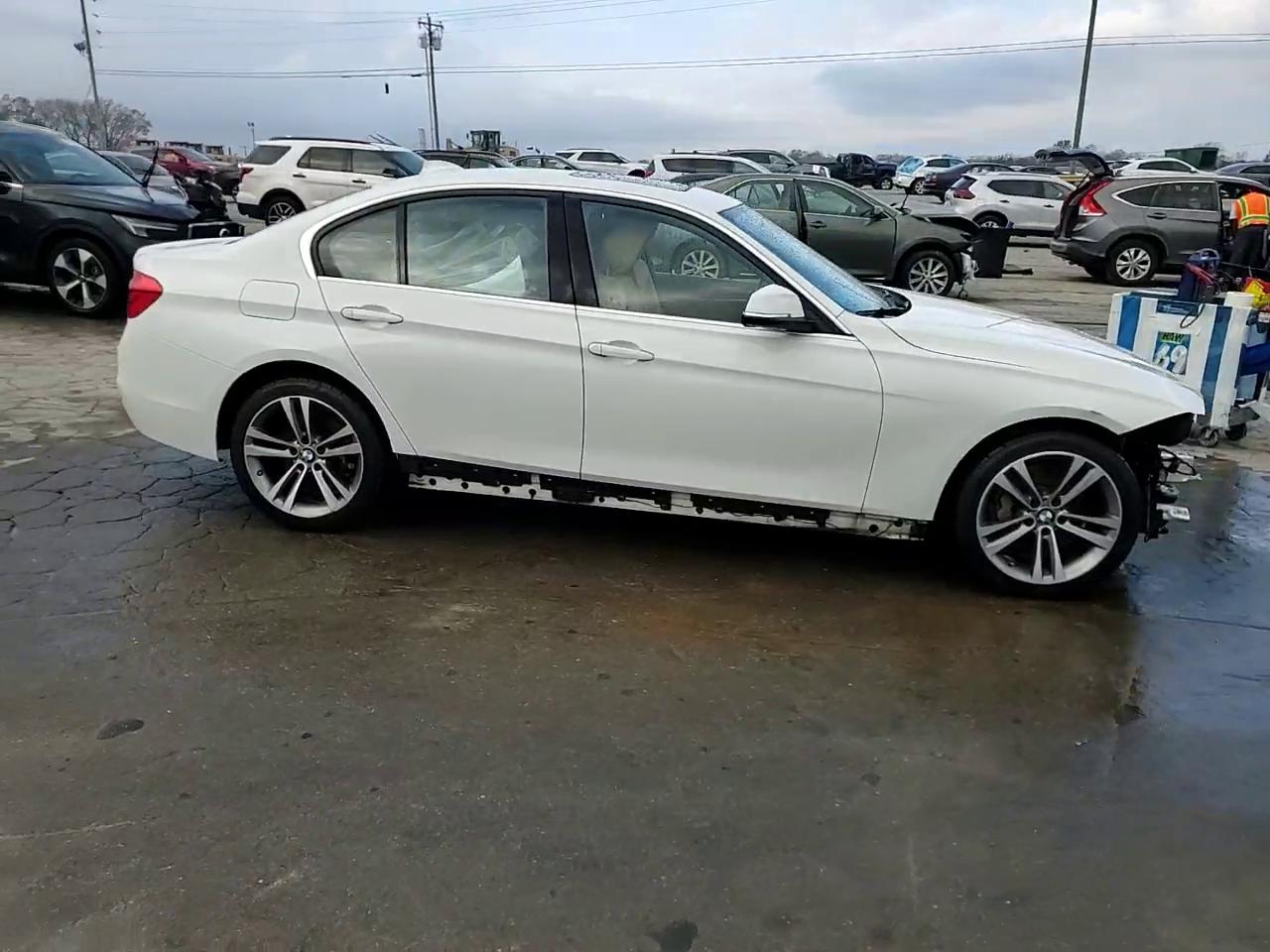 Фото: WBA8B7G53HNU37140