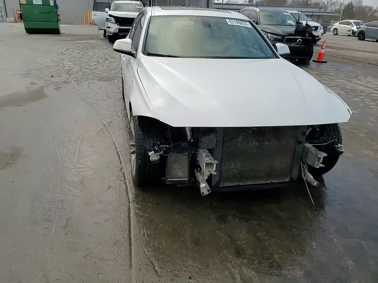 Фото: WBA8B7G53HNU37140