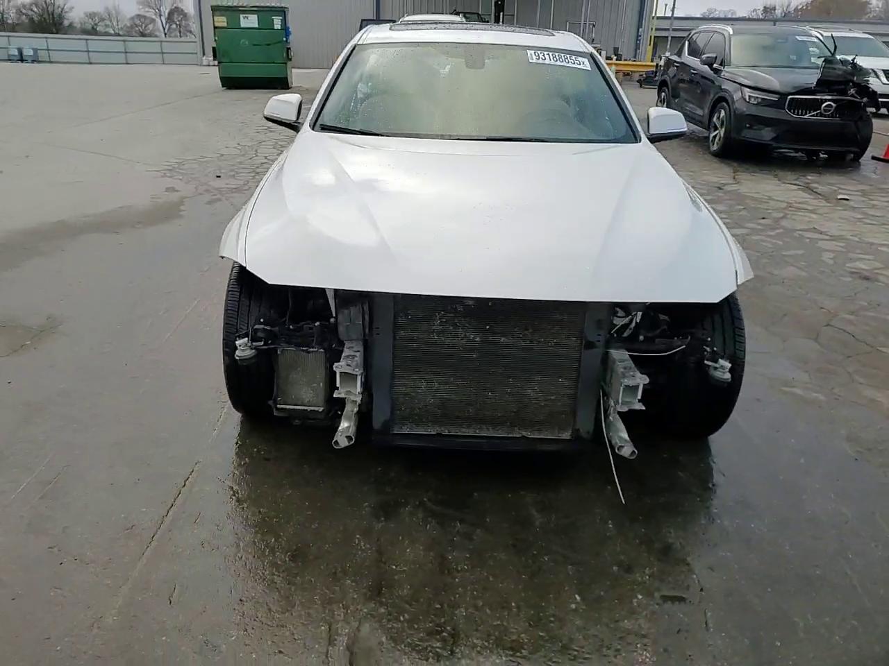 Фото: WBA8B7G53HNU37140