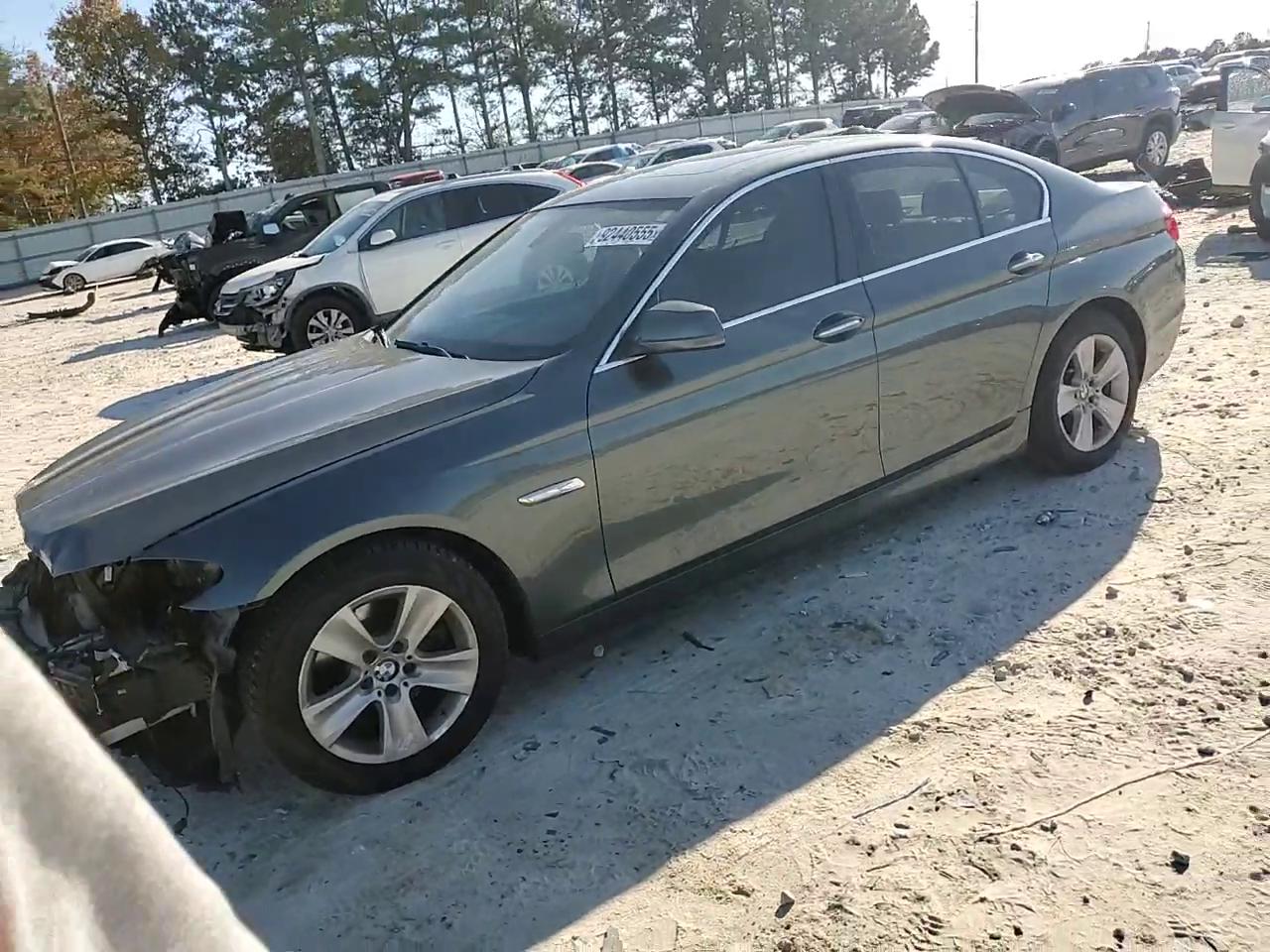 Фото: WBAXG5C52CDY29435