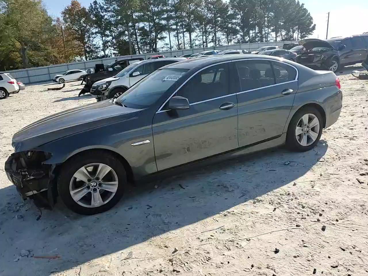 Фото: WBAXG5C52CDY29435