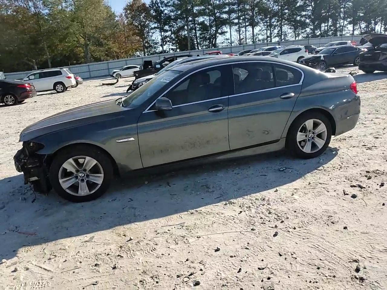 Фото: WBAXG5C52CDY29435