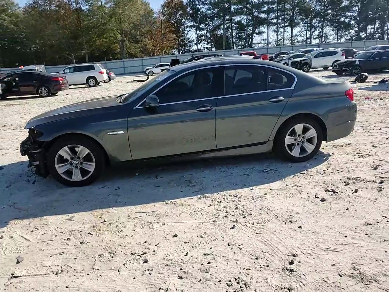 Фото: WBAXG5C52CDY29435