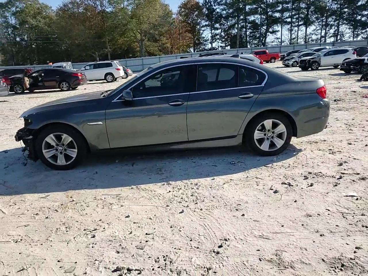 Фото: WBAXG5C52CDY29435