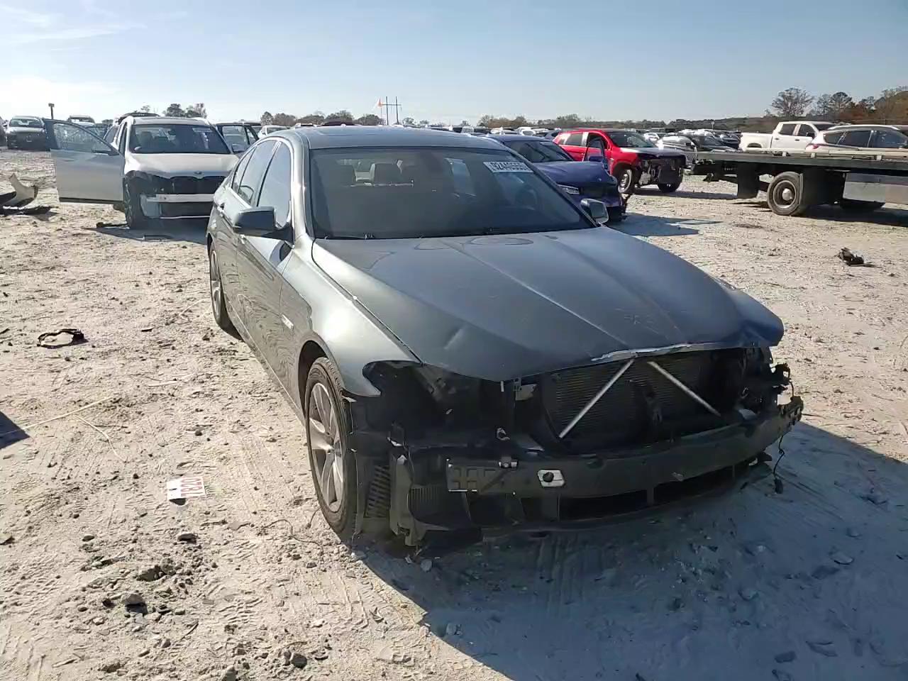 Фото: WBAXG5C52CDY29435