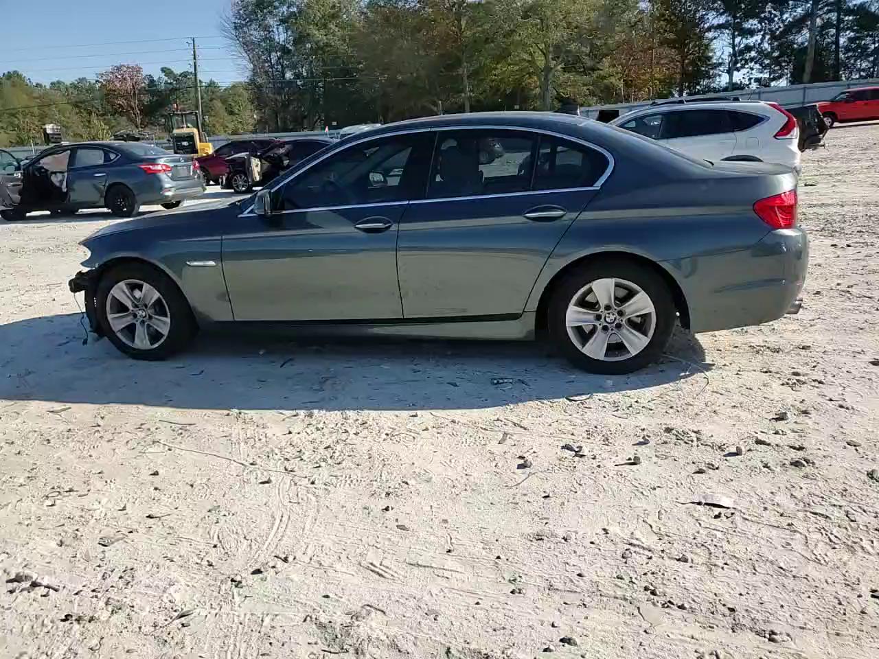 Фото: WBAXG5C52CDY29435