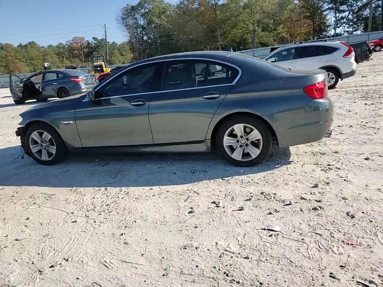 Фото: WBAXG5C52CDY29435