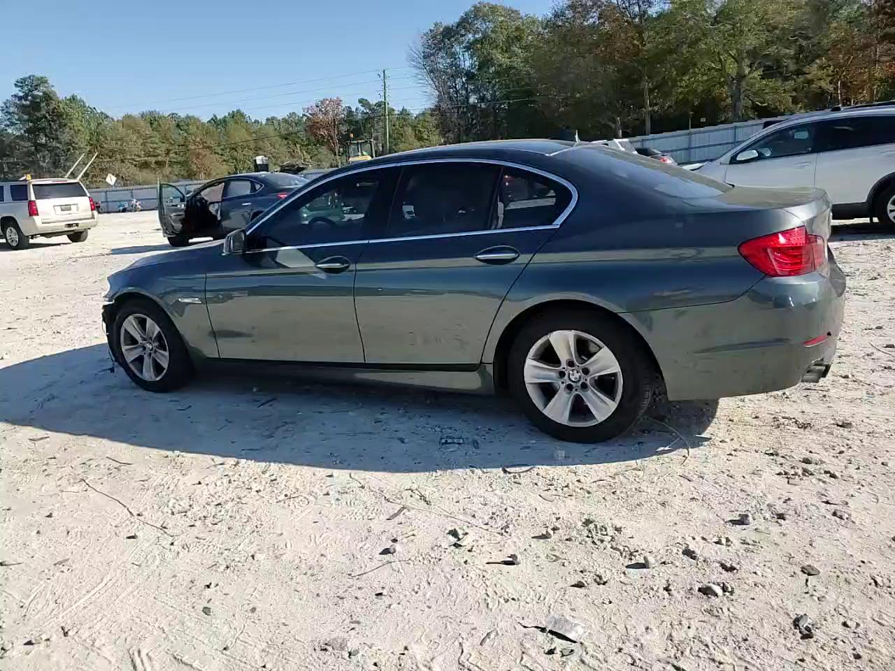 Фото: WBAXG5C52CDY29435