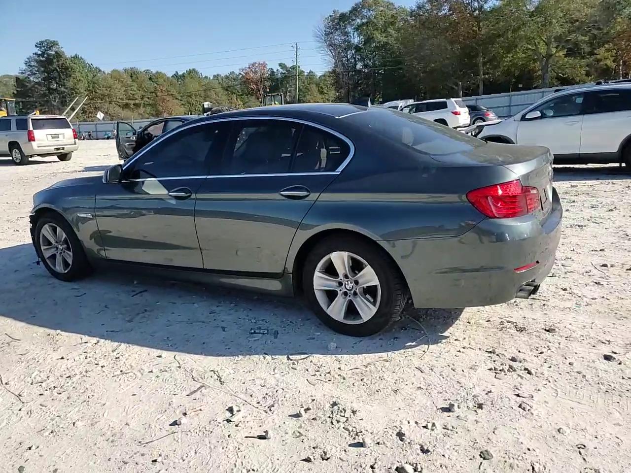 Фото: WBAXG5C52CDY29435