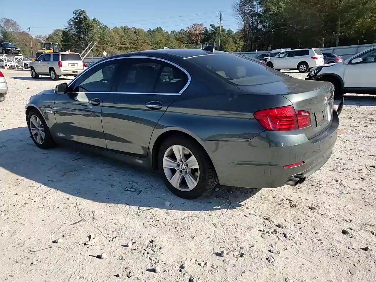 Фото: WBAXG5C52CDY29435