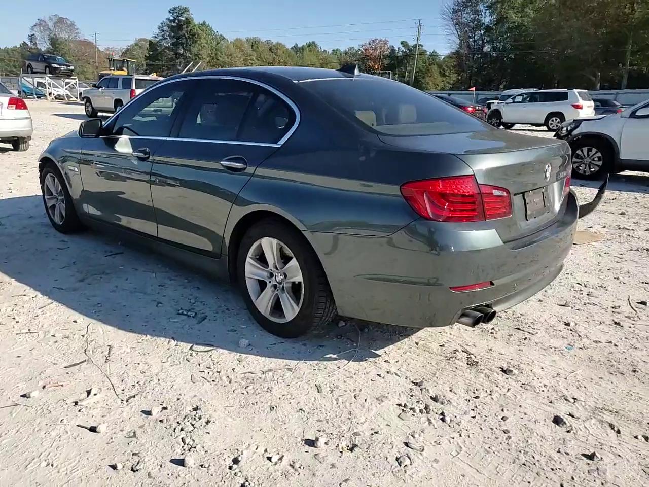 Фото: WBAXG5C52CDY29435