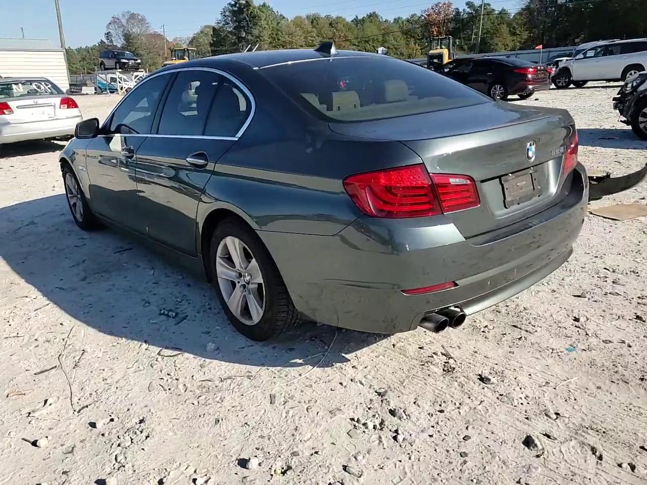 Фото: WBAXG5C52CDY29435