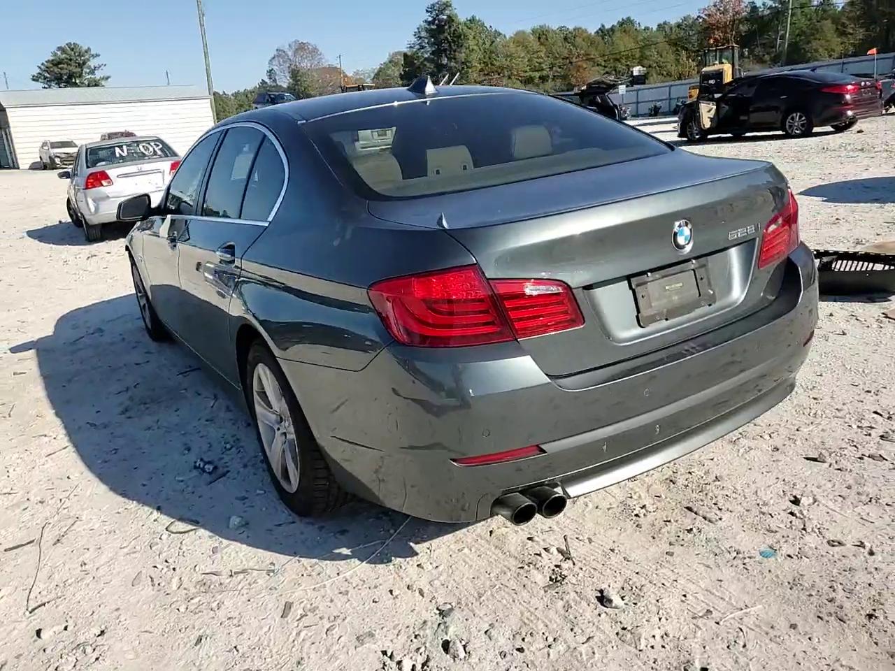 Фото: WBAXG5C52CDY29435