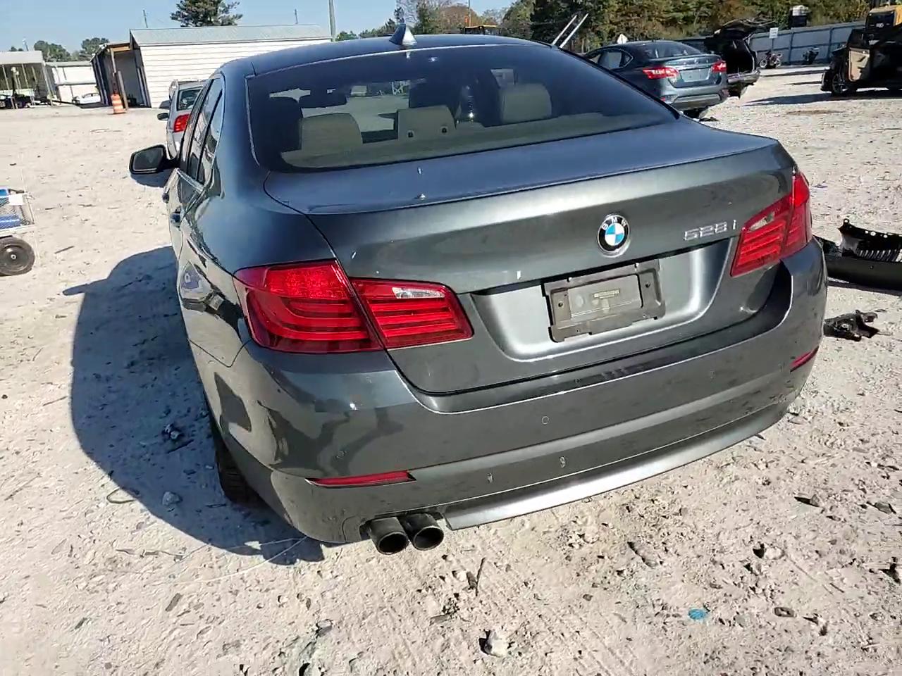 Фото: WBAXG5C52CDY29435