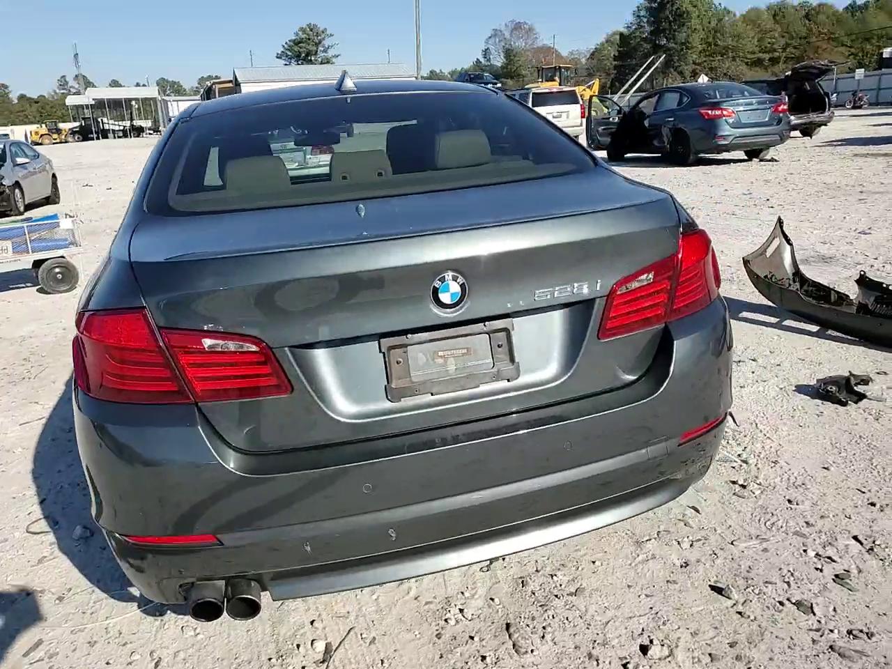 Фото: WBAXG5C52CDY29435