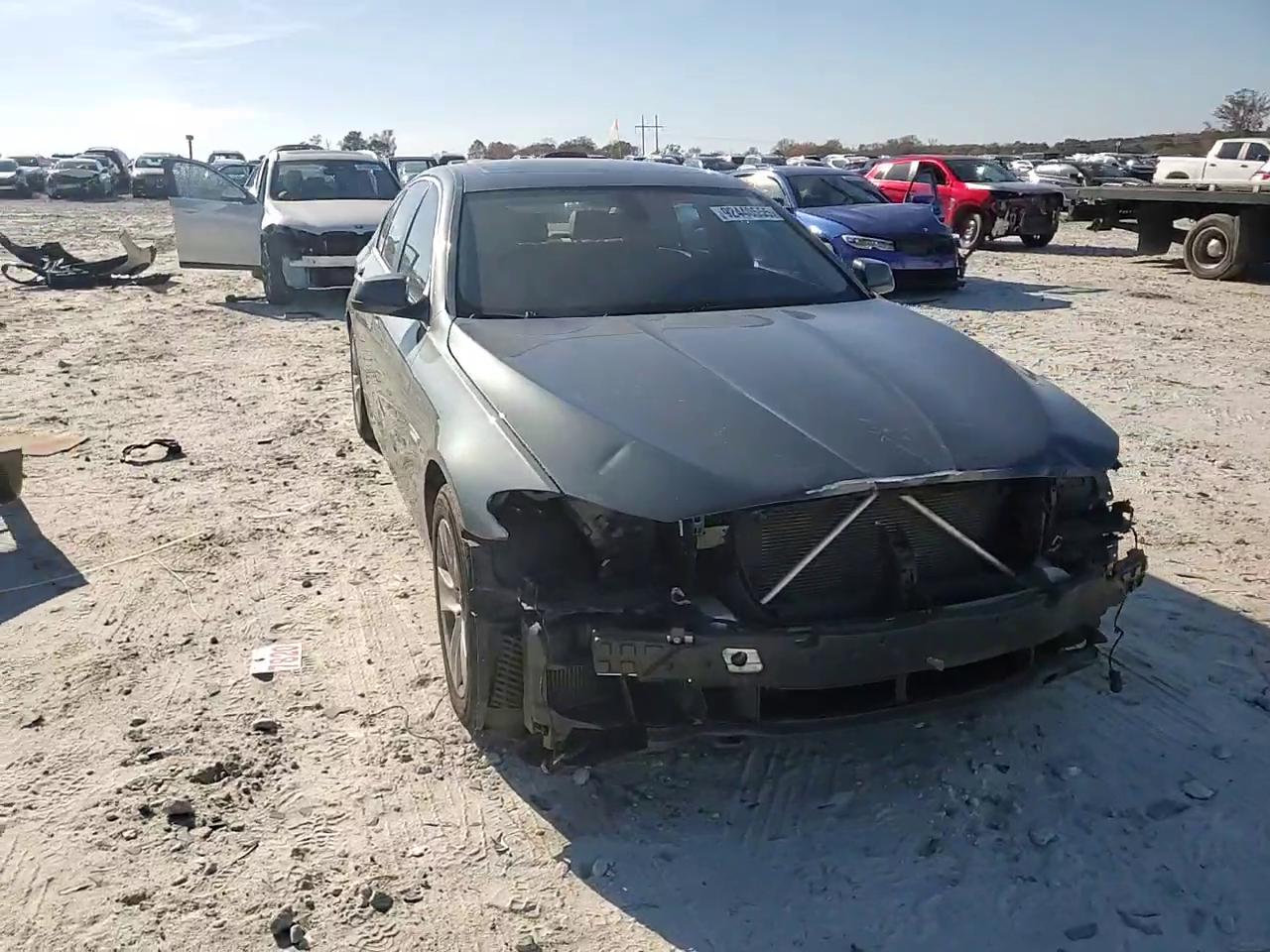 Фото: WBAXG5C52CDY29435