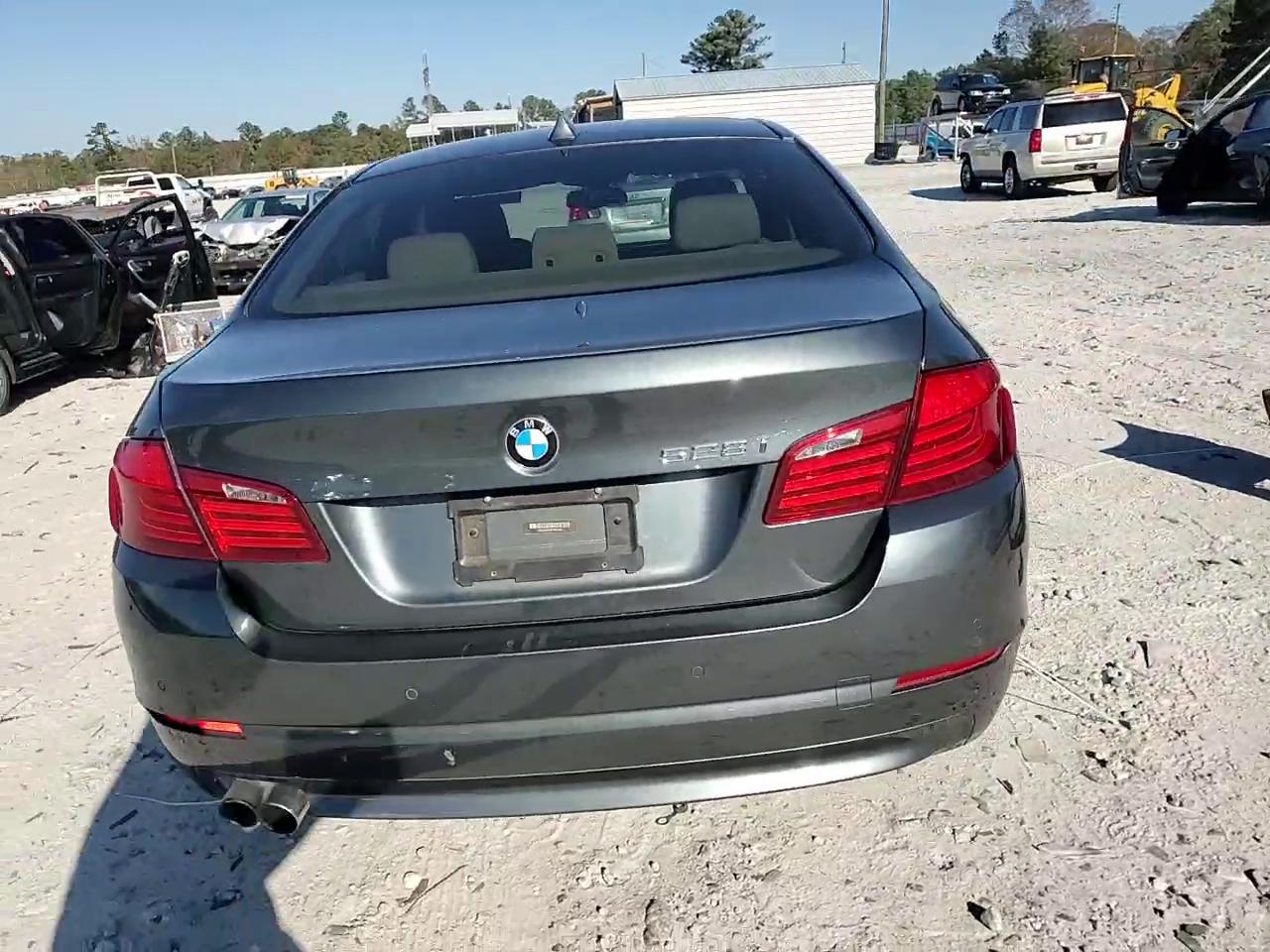 Фото: WBAXG5C52CDY29435