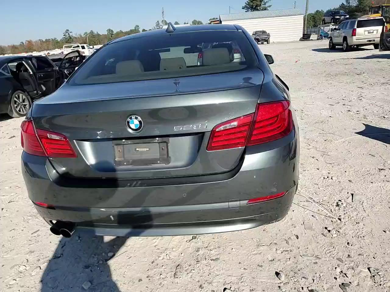 Фото: WBAXG5C52CDY29435