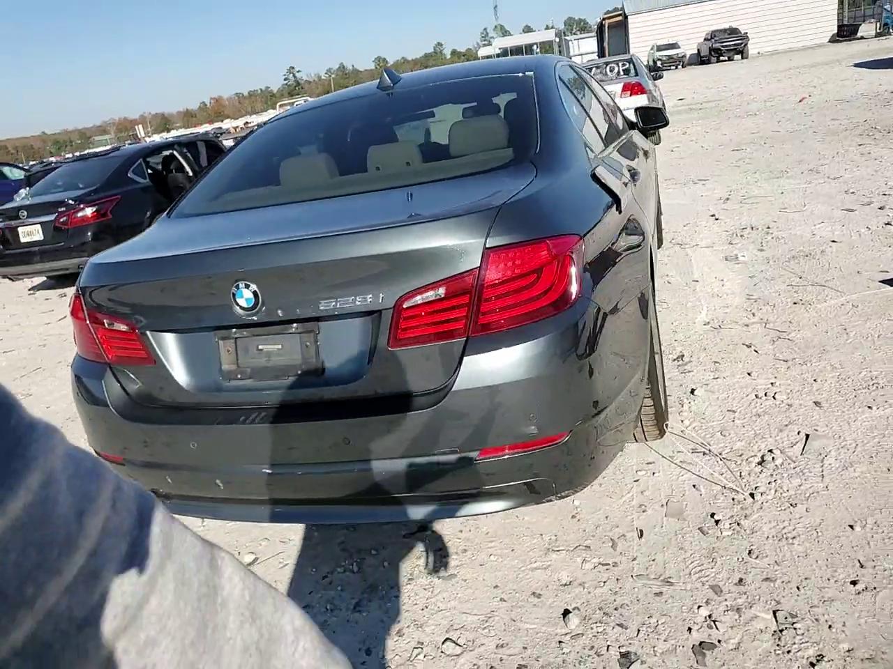 Фото: WBAXG5C52CDY29435