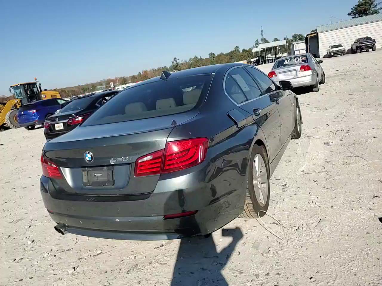 Фото: WBAXG5C52CDY29435