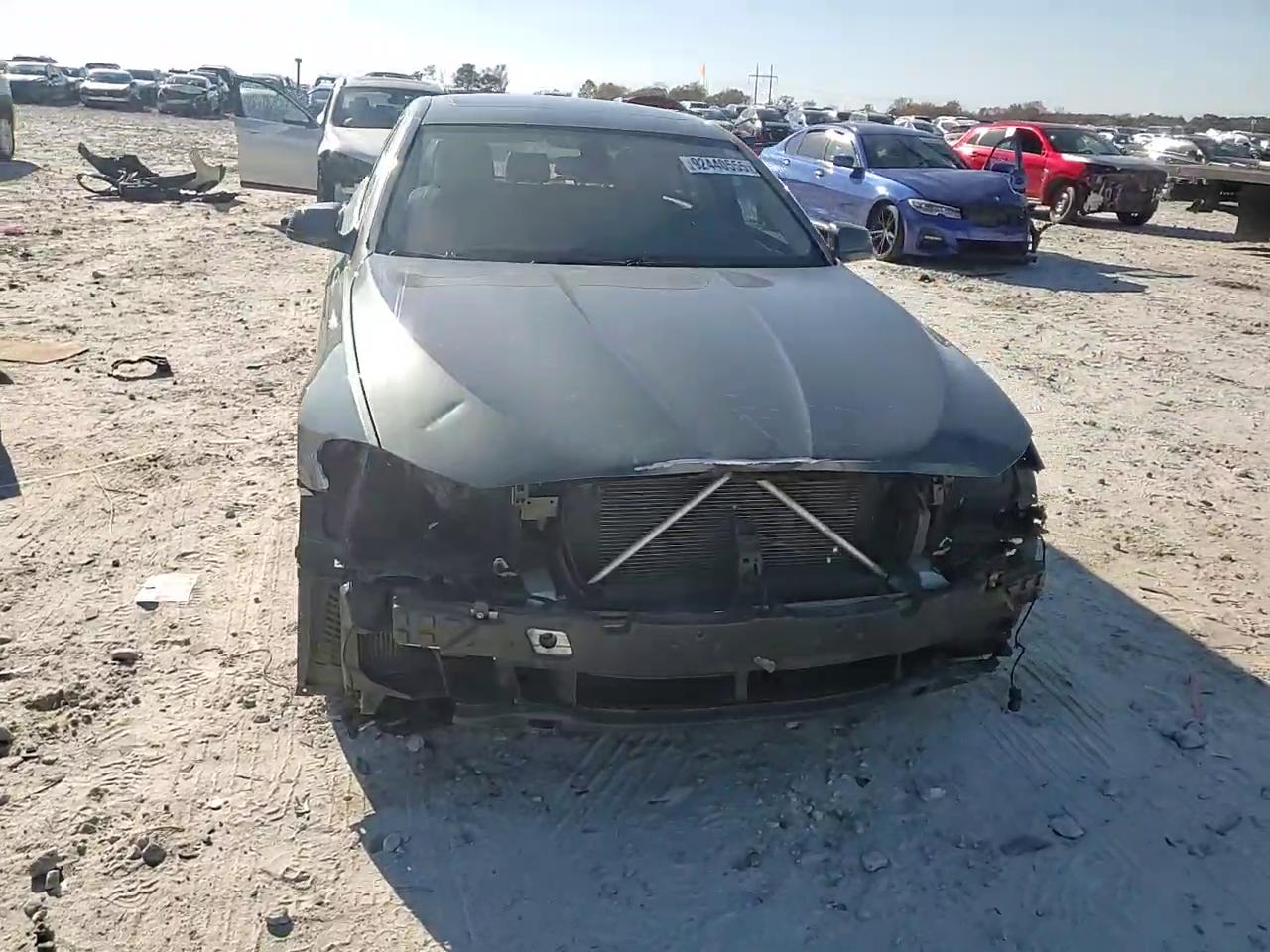 Фото: WBAXG5C52CDY29435