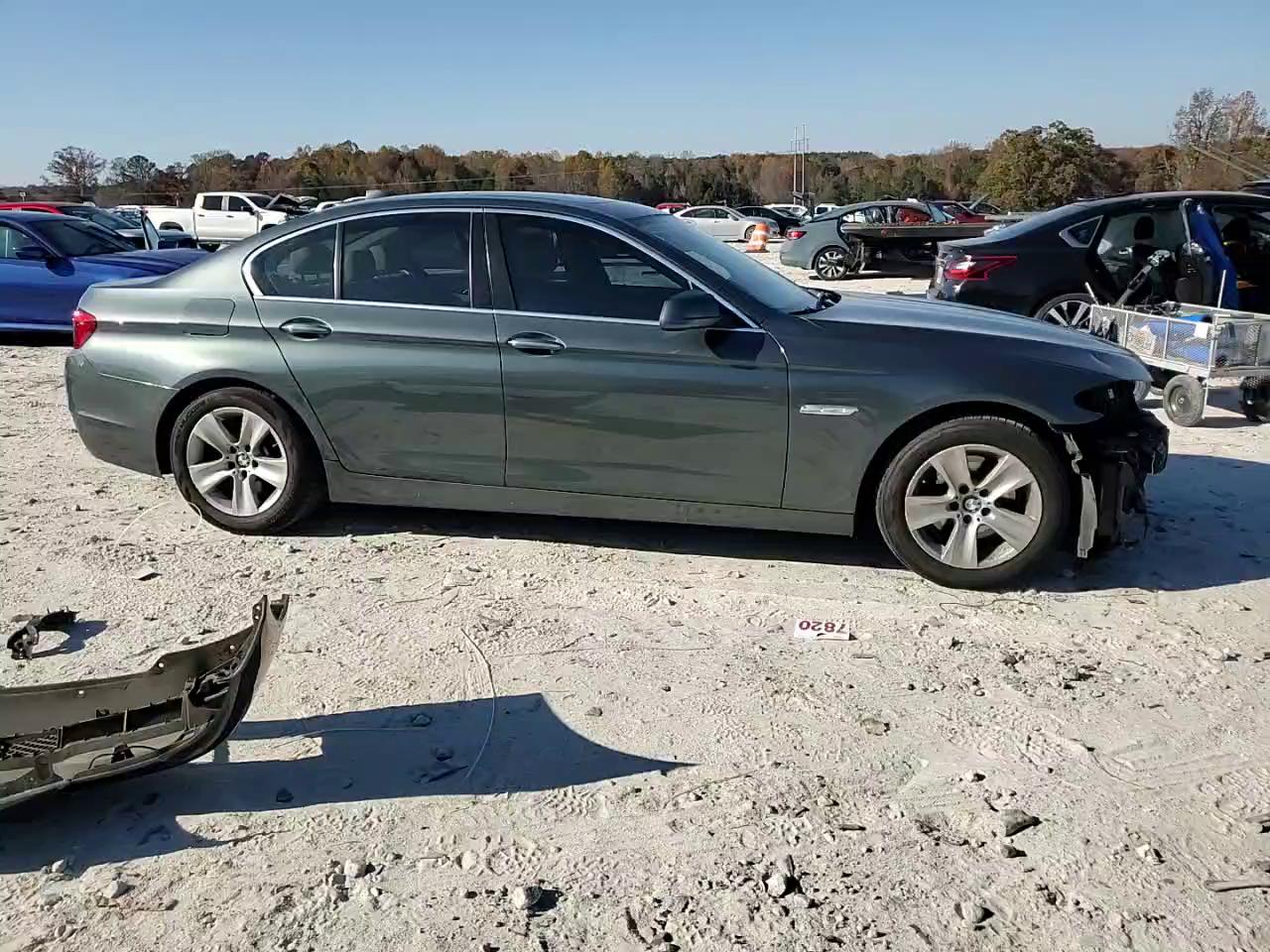 Фото: WBAXG5C52CDY29435