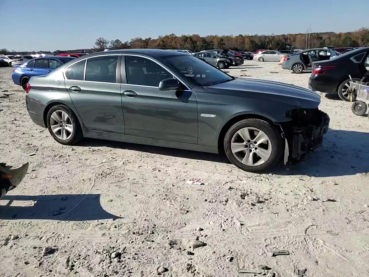 Фото: WBAXG5C52CDY29435