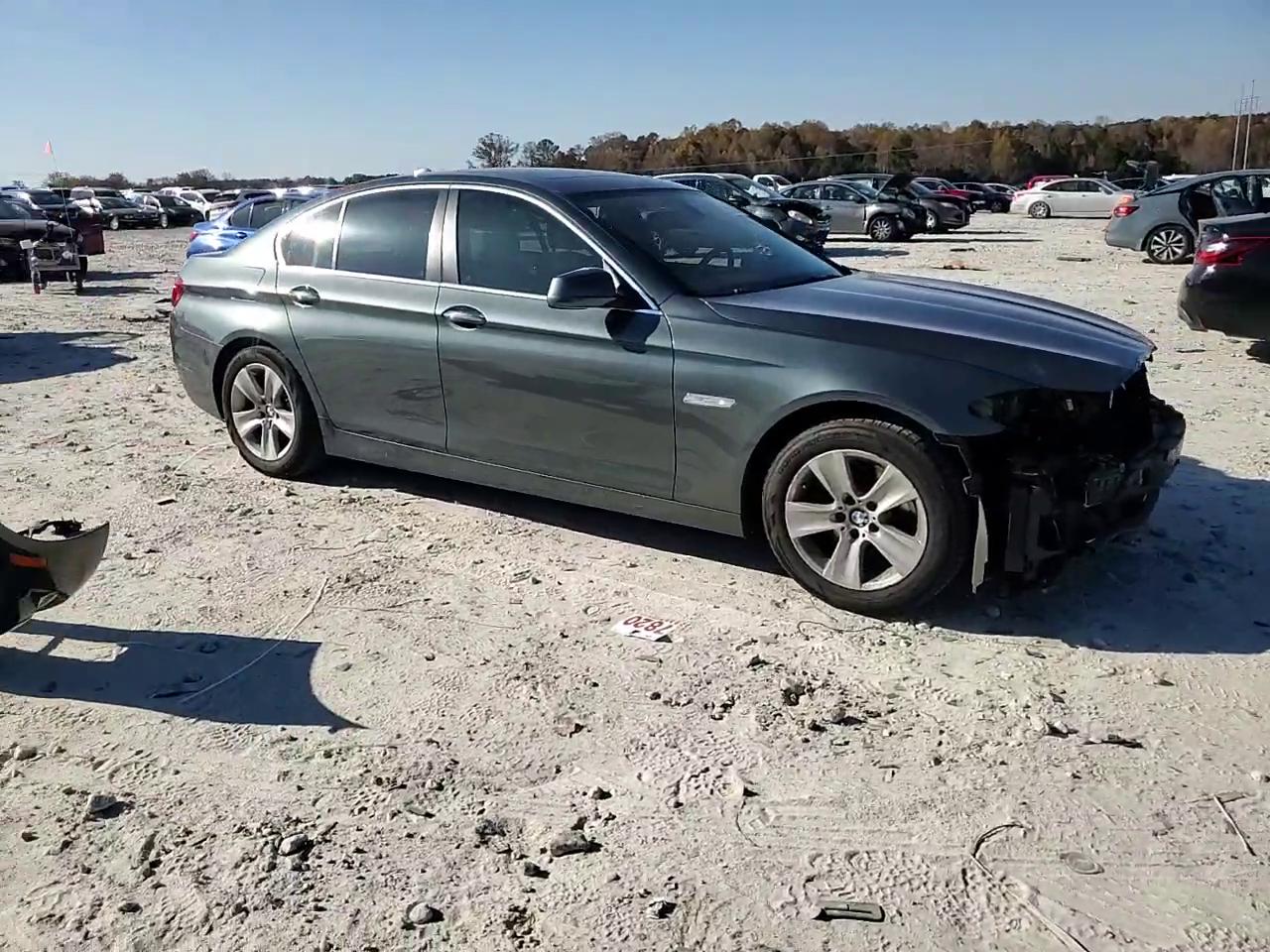 Фото: WBAXG5C52CDY29435