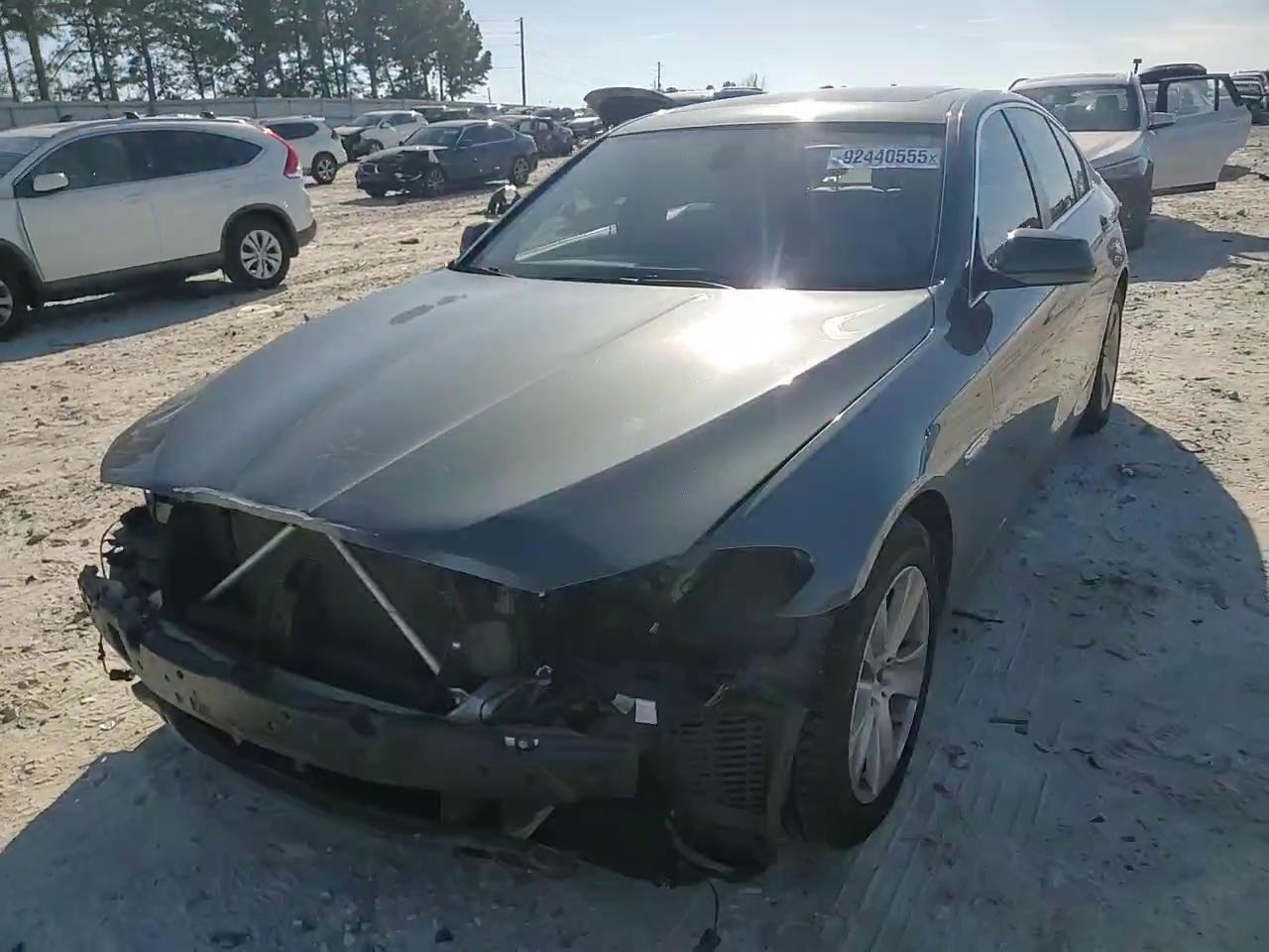 Фото: WBAXG5C52CDY29435