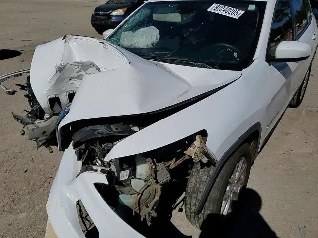 2018 Jeep Cherokee Latitude VIN: 1C4PJLCB3JD560566 Lot: 90240205