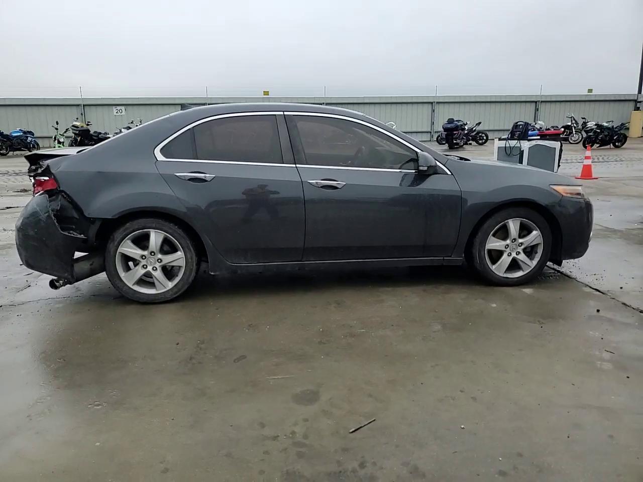 Фото: JH4CU2F47EC004557