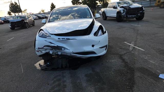 2024 Tesla Model Y VIN: 7SAYGDED0RF055390 Lot: 93703835