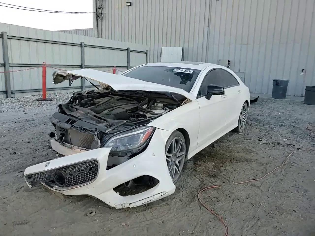 Фото: WDDLJ7DB1JA204788