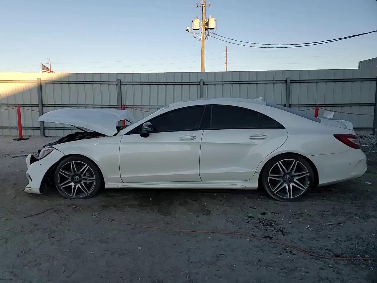 Фото: WDDLJ7DB1JA204788