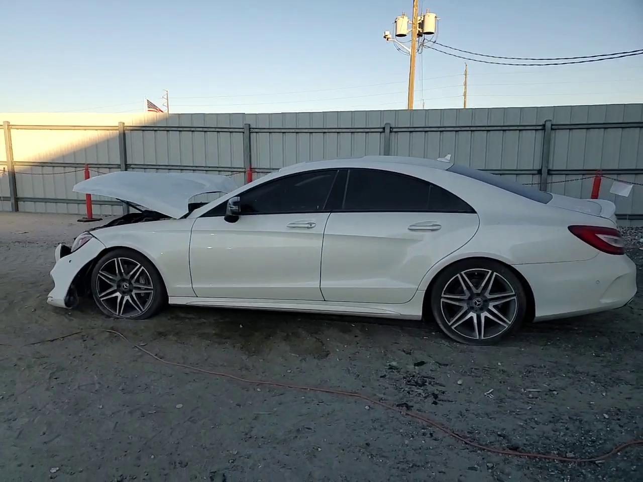 Фото: WDDLJ7DB1JA204788