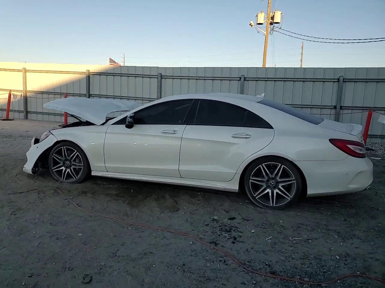 Фото: WDDLJ7DB1JA204788