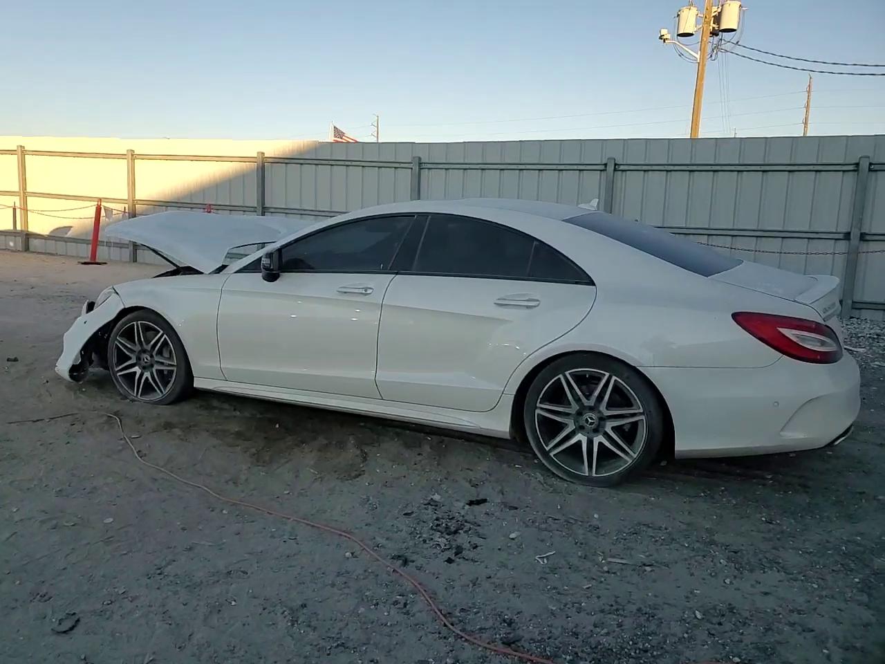 Фото: WDDLJ7DB1JA204788