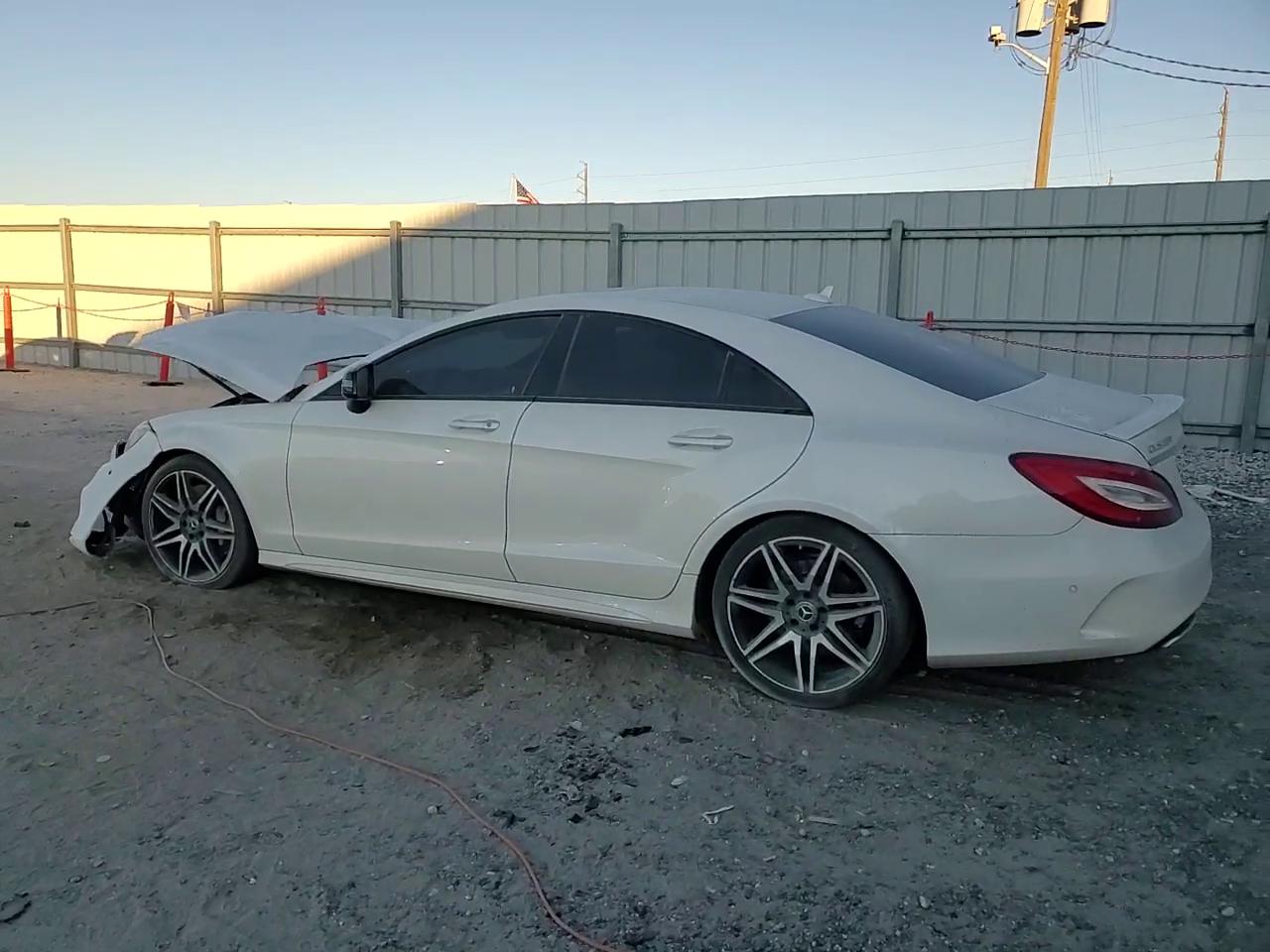 Фото: WDDLJ7DB1JA204788