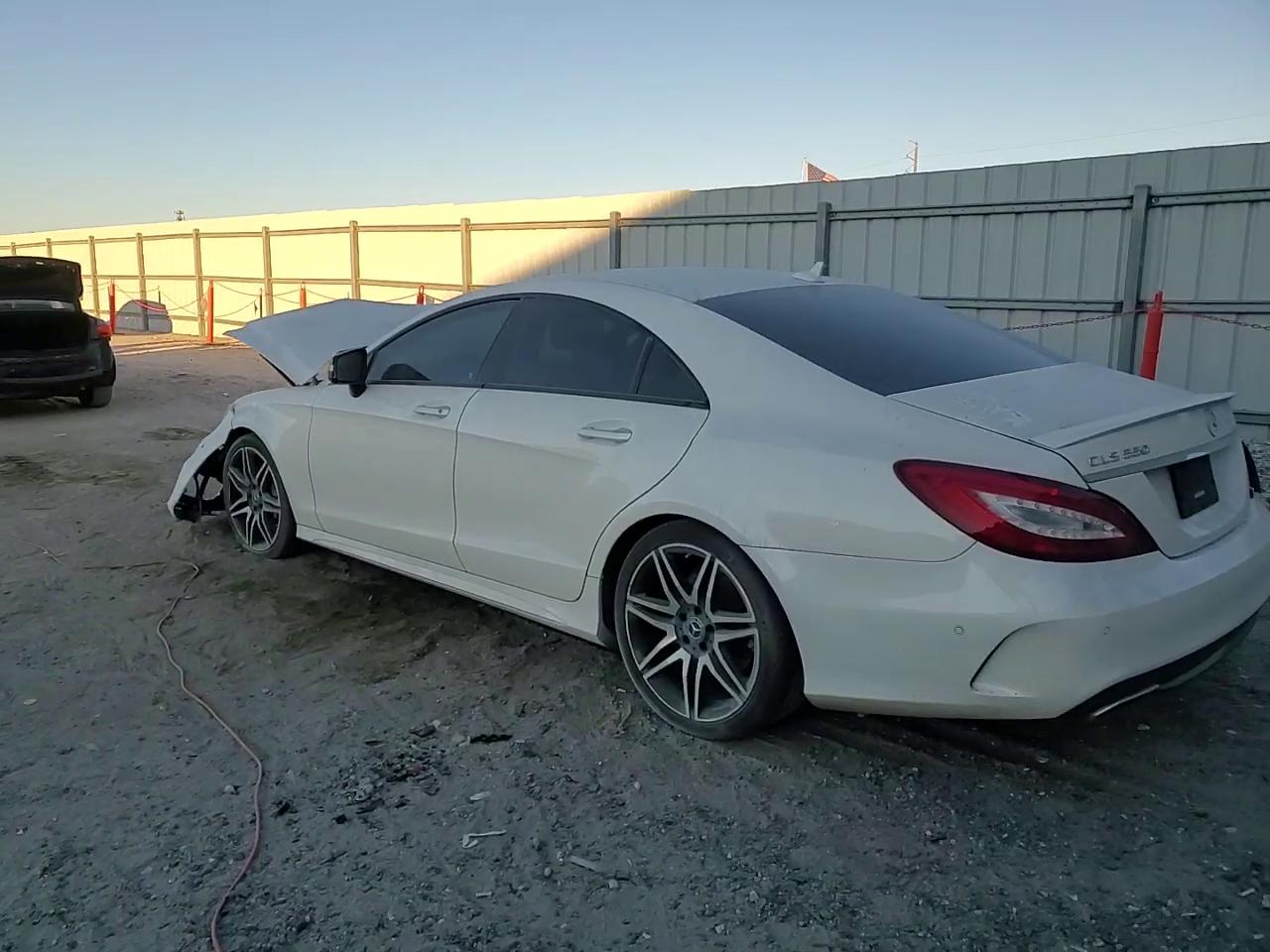 Фото: WDDLJ7DB1JA204788