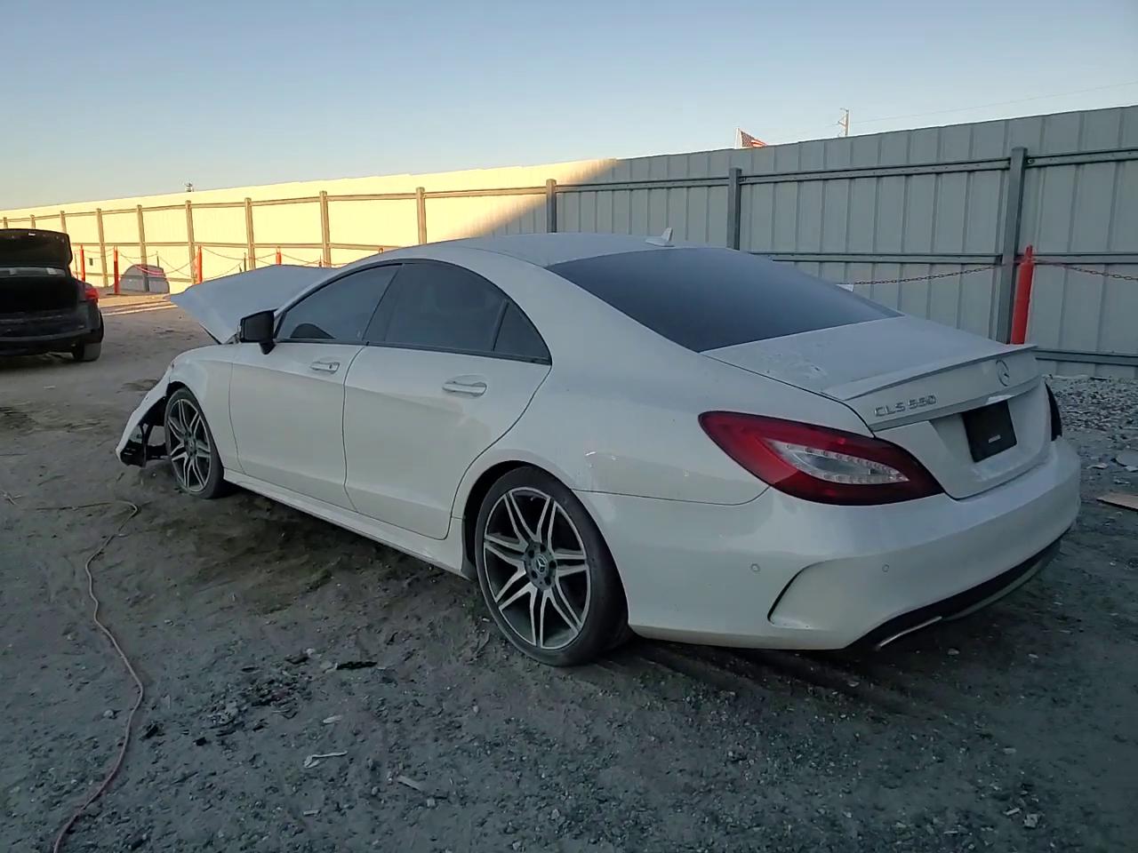 Фото: WDDLJ7DB1JA204788