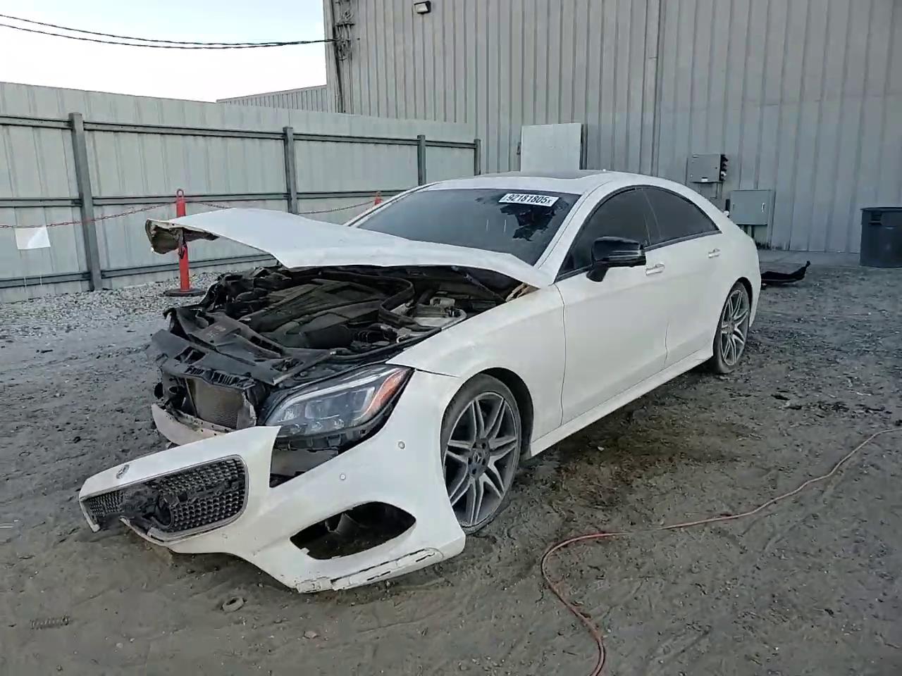 Фото: WDDLJ7DB1JA204788