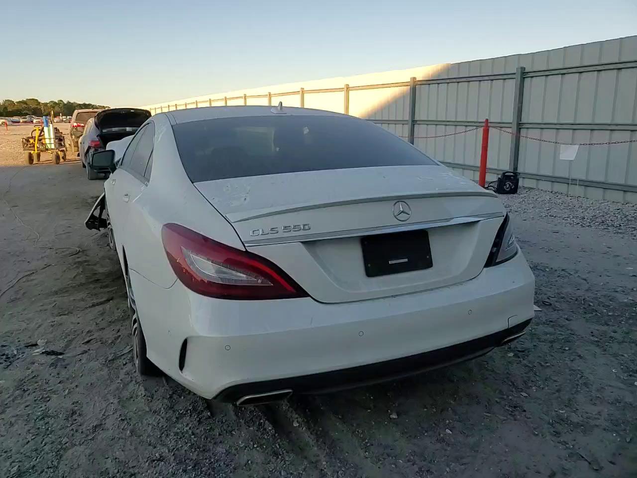 Фото: WDDLJ7DB1JA204788