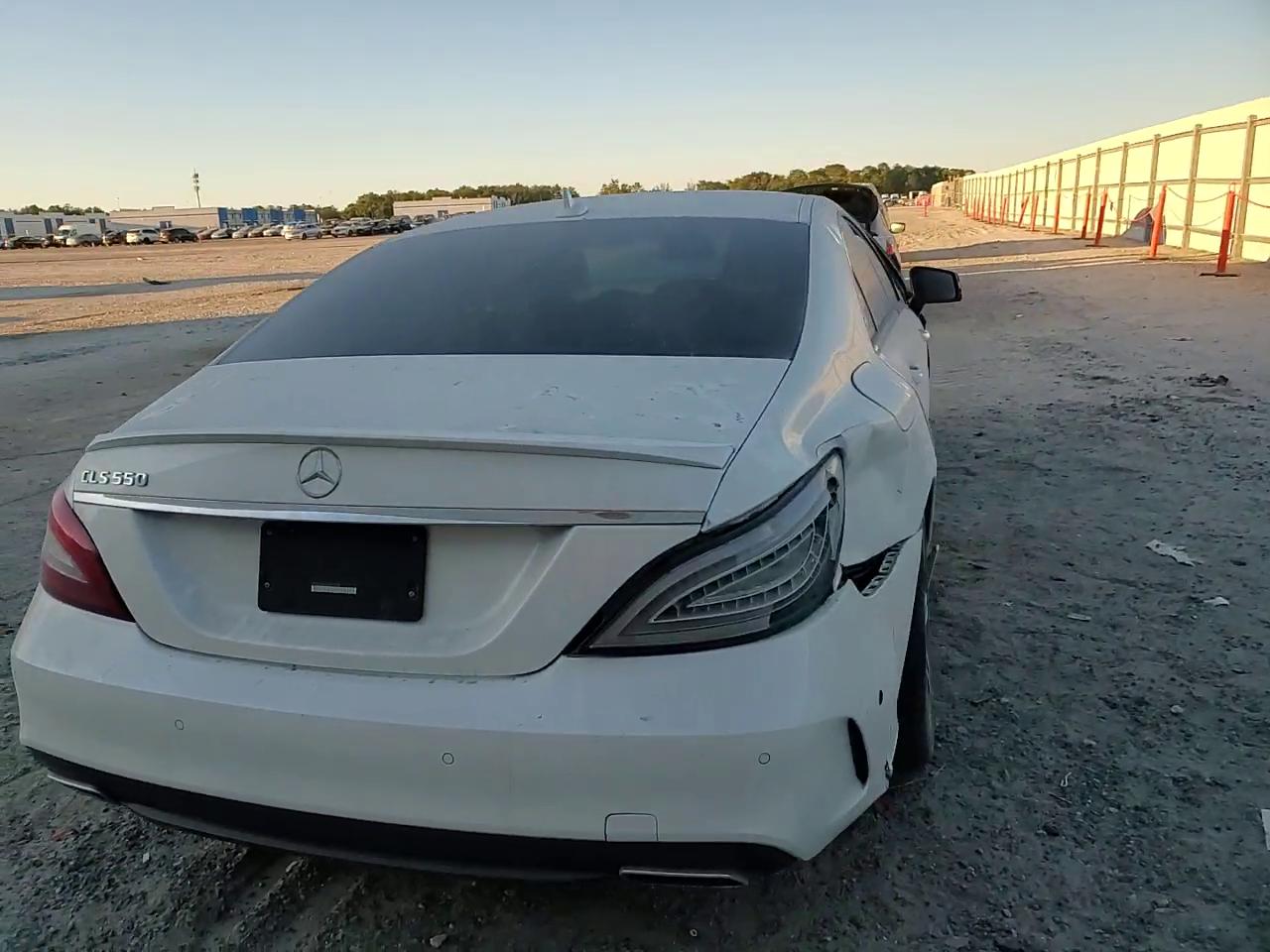 Фото: WDDLJ7DB1JA204788