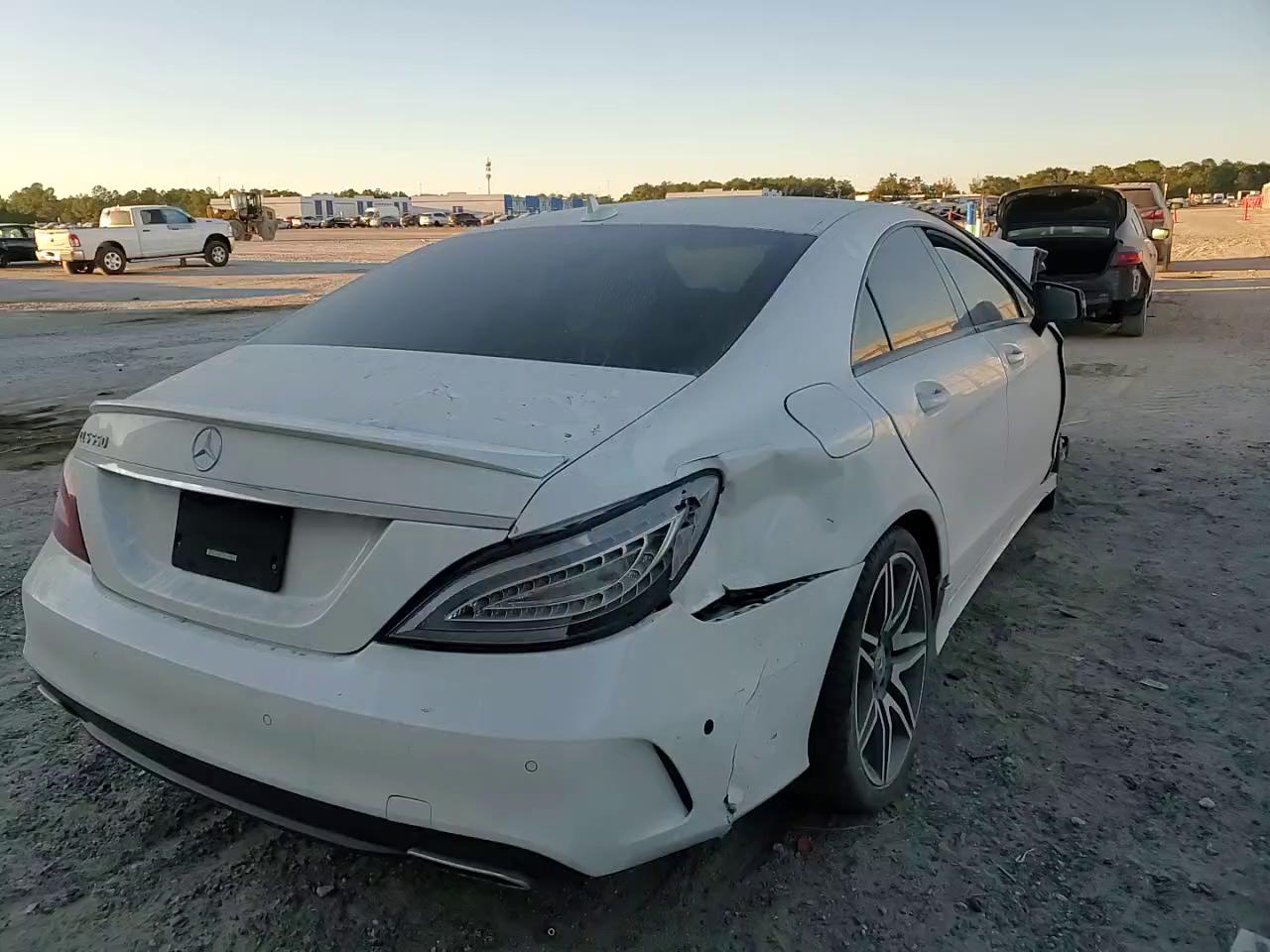 Фото: WDDLJ7DB1JA204788