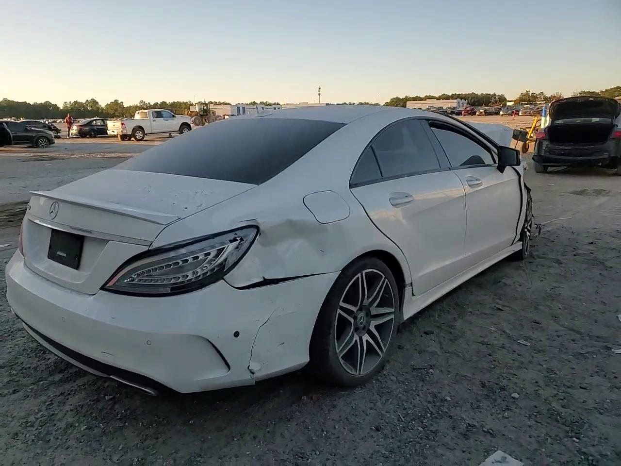 Фото: WDDLJ7DB1JA204788