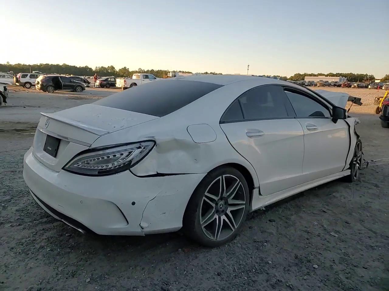 Фото: WDDLJ7DB1JA204788