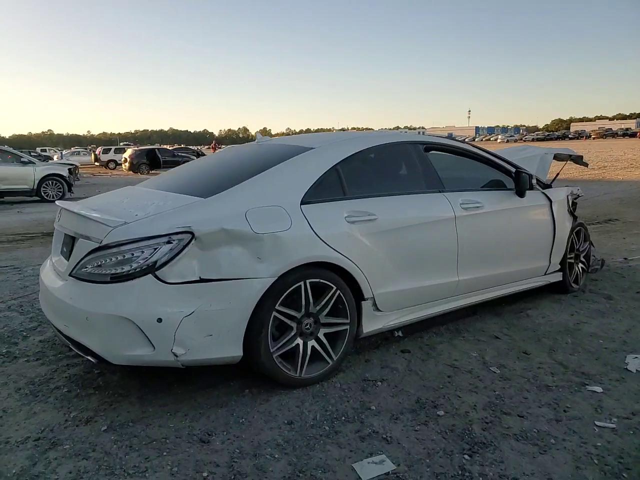 Фото: WDDLJ7DB1JA204788