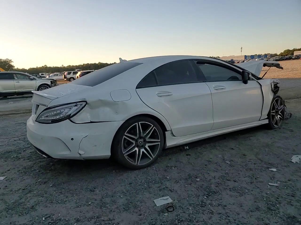 Фото: WDDLJ7DB1JA204788