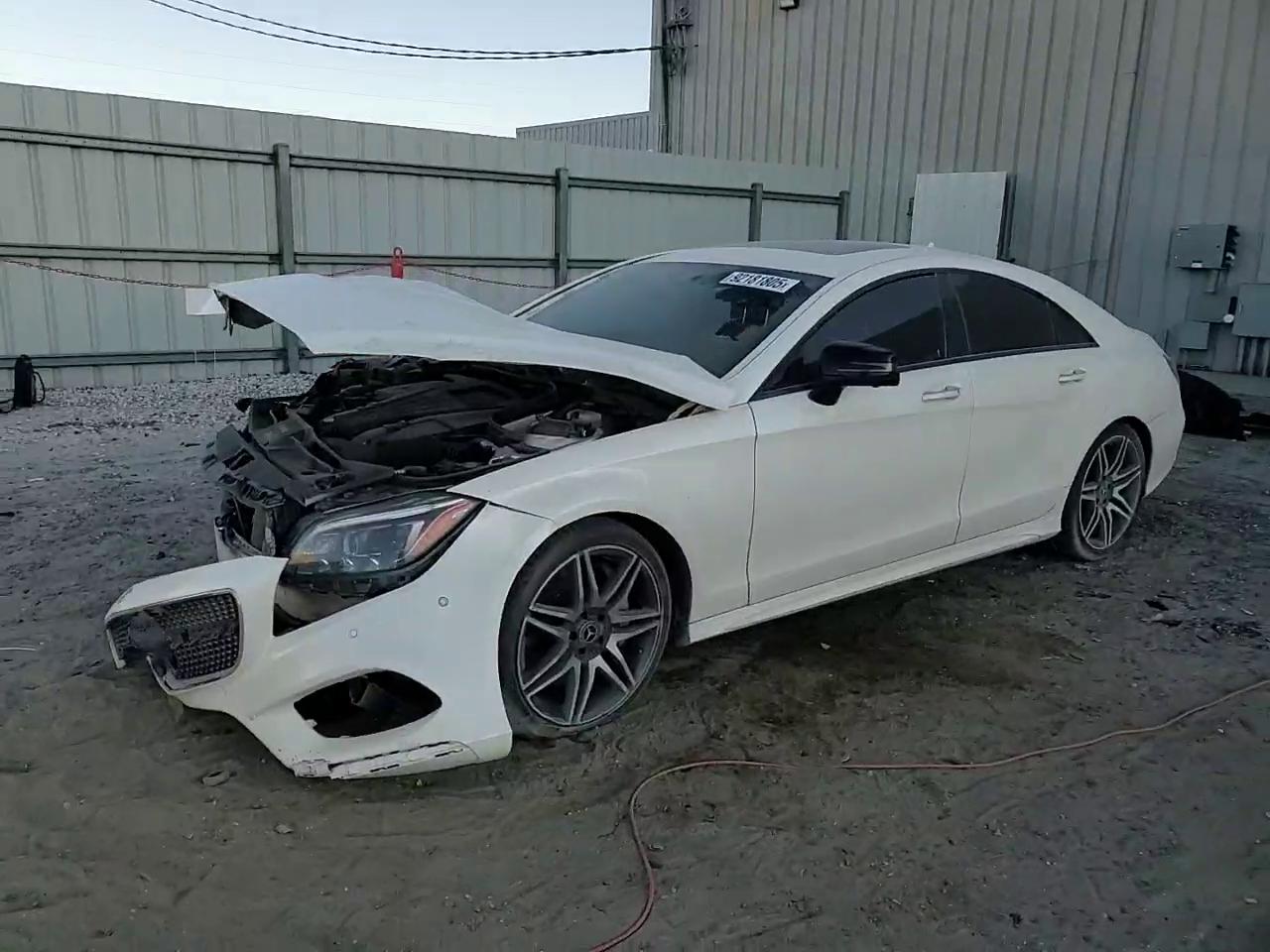 Фото: WDDLJ7DB1JA204788